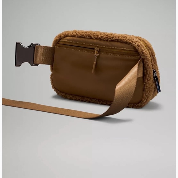 Lululemon Everywhere Fleece Belt Bag - Picture 3 of 6